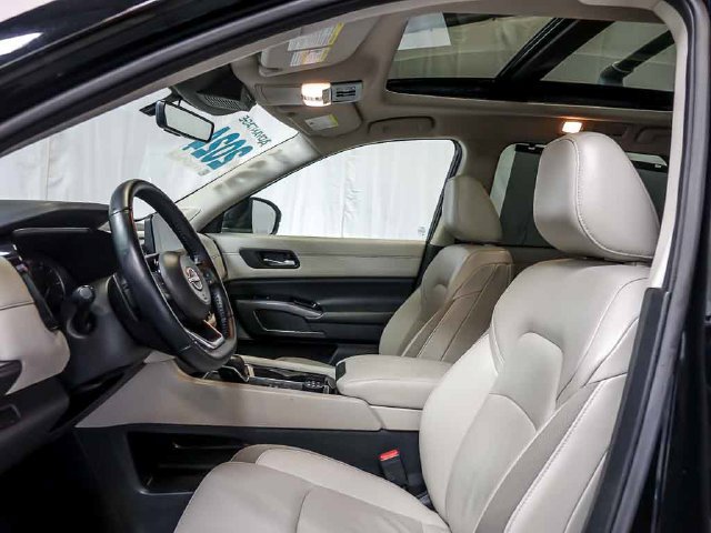 Used 2024 Nissan Pathfinder SL w/ SL Premium Package AWD/4WD image 13
