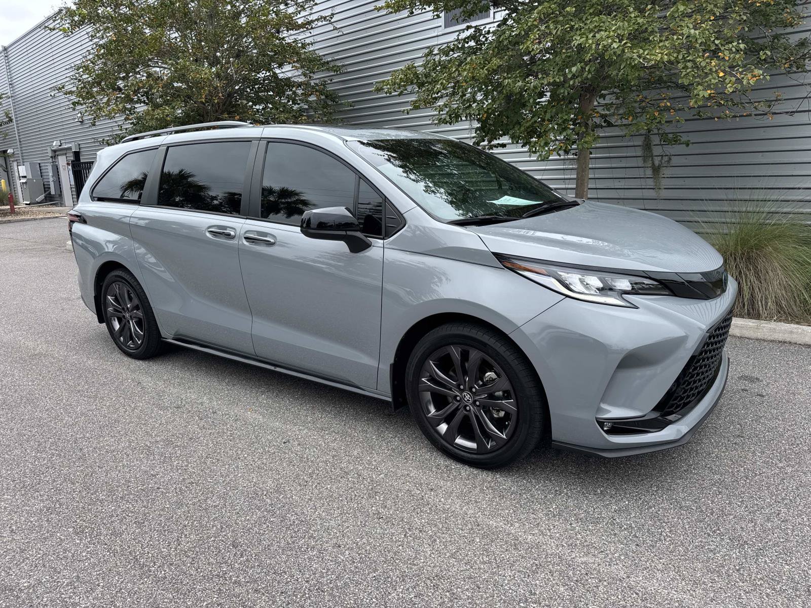 Used 2025 Toyota Sienna XSE w/ XSE Plus Package FWD image 4