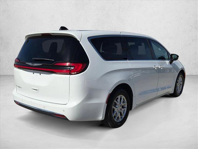 Used 2024 Chrysler Pacifica Touring-L FWD image 5