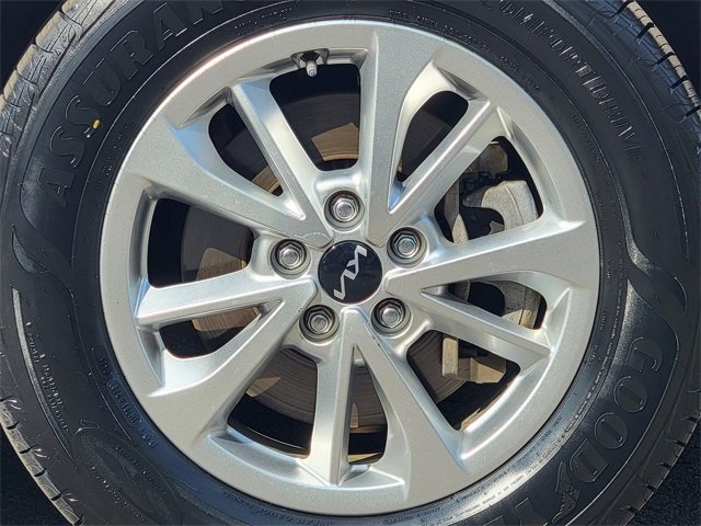 Used 2023 Kia Carnival LX image 17