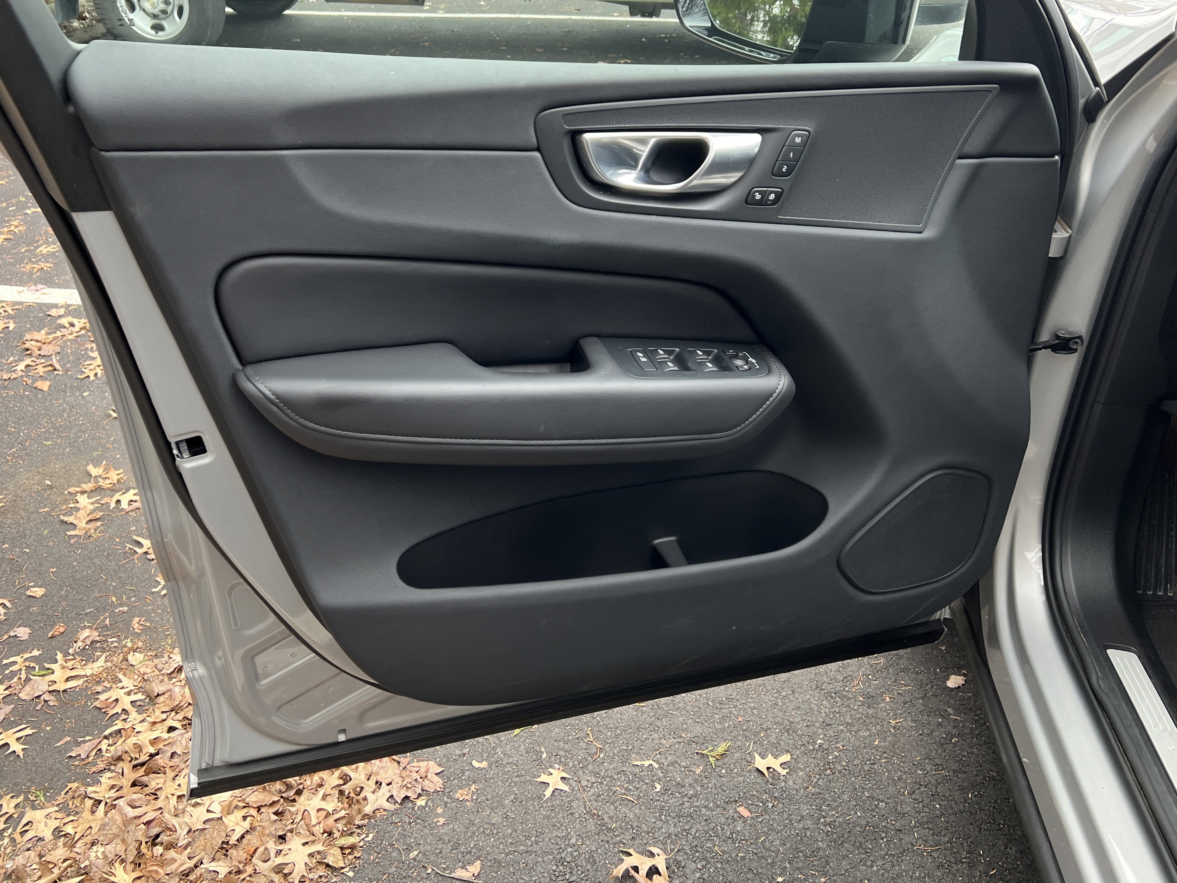 Used 2025 Volvo XC60 B5 Plus image 14