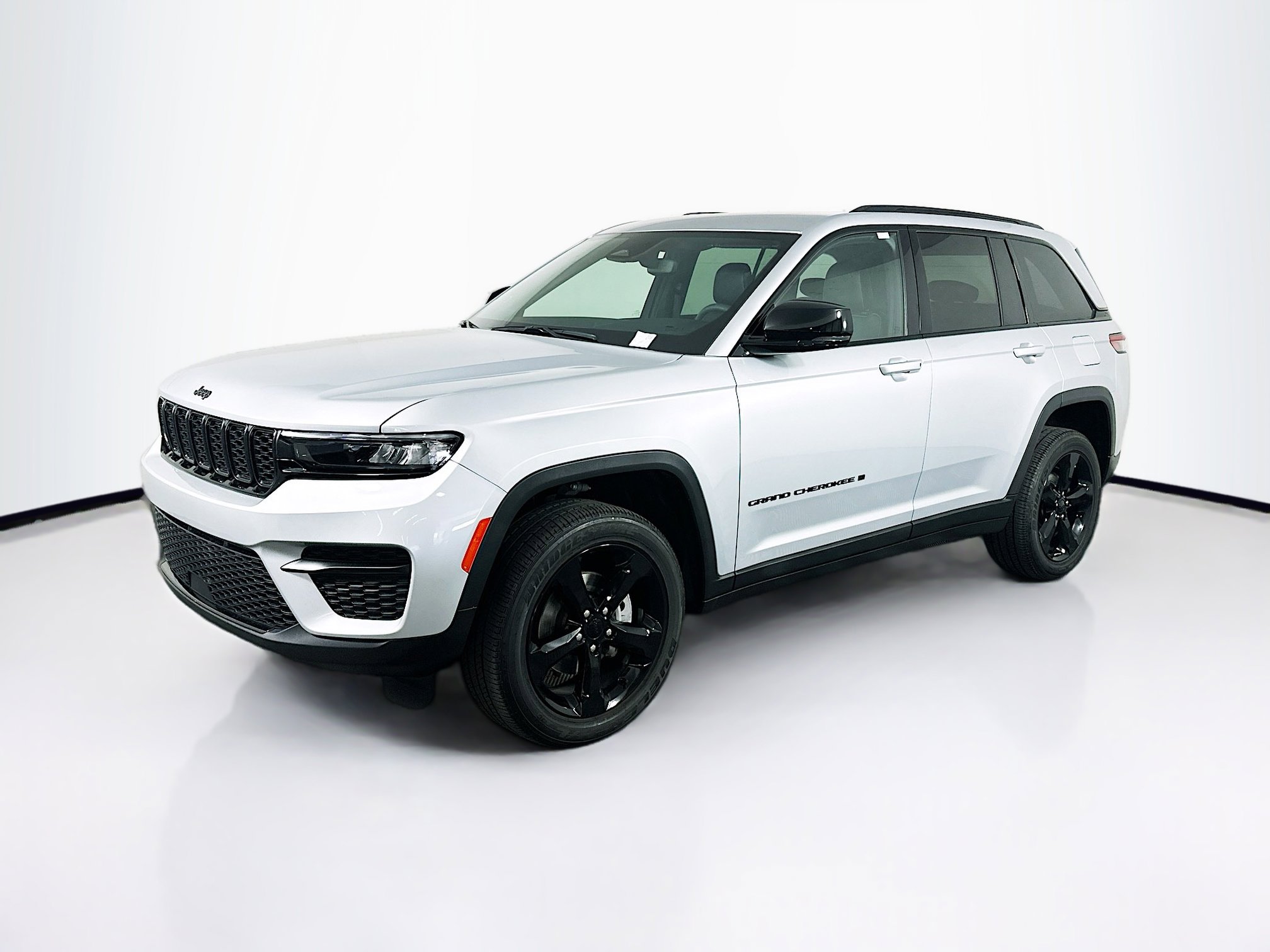 Used 2023 Jeep Grand Cherokee Altitude image 3