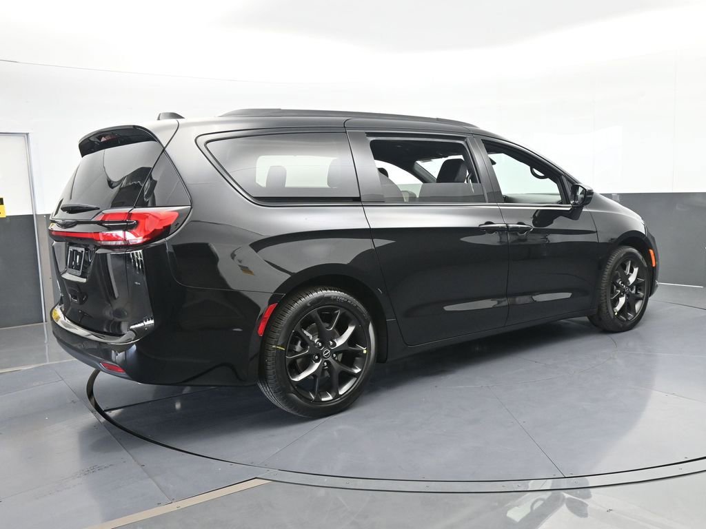 New 2026 Chrysler Pacifica Select w/ S Appearance Package FWD image 6