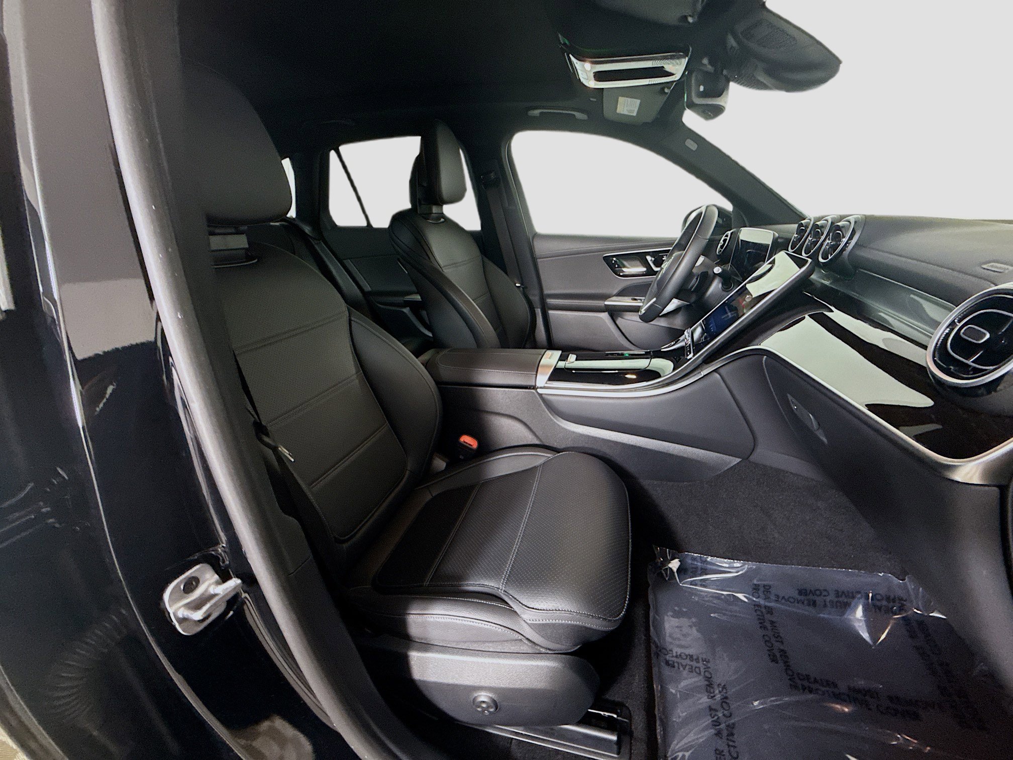 Used 2025 Mercedes-Benz GLC 300 4MATIC image 29