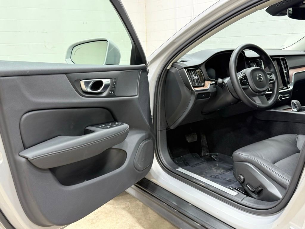 Used 2025 Volvo V60 B5 Cross Country Plus image 30
