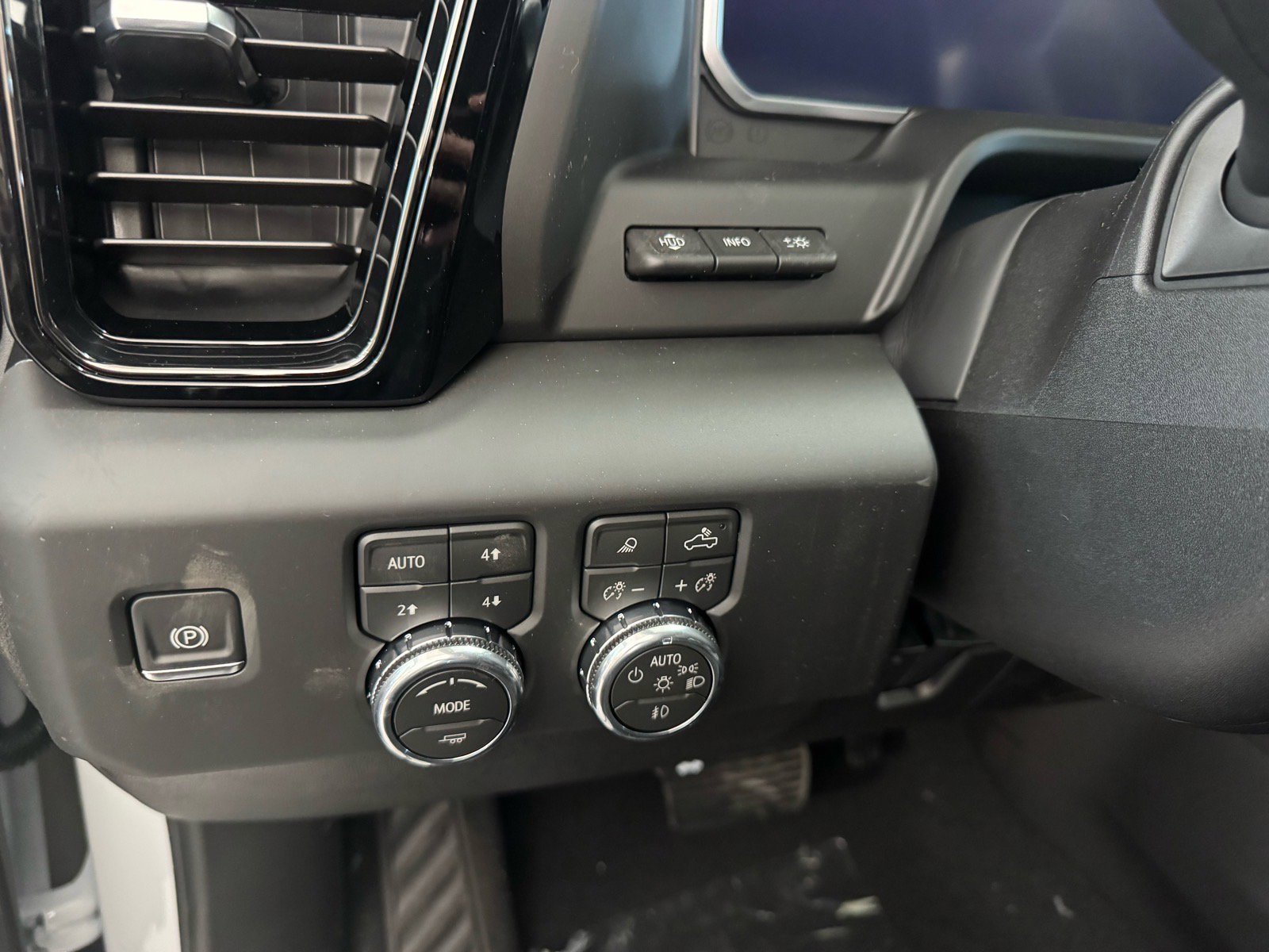 New 2026 GMC Sierra 2500 AT4 w/ AT4 Premium Plus Package image 17