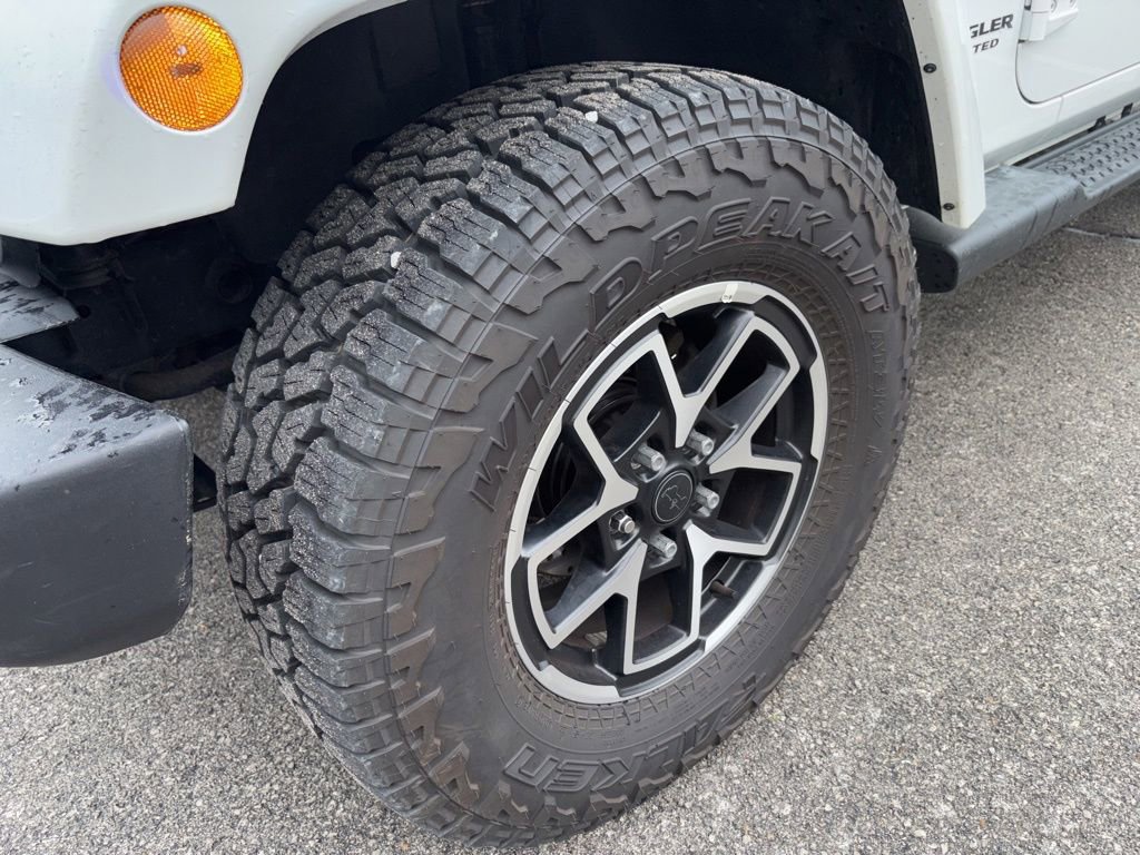 Used 2014 Jeep Wrangler Unlimited Sahara w/ Dual Top Group AWD/4WD image 9