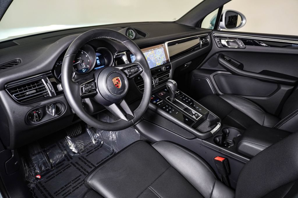 Certified 2026 Porsche Macan AWD/4WD image 4
