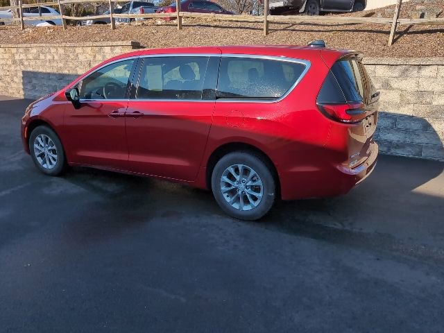 Used 2026 Chrysler Pacifica Select image 7