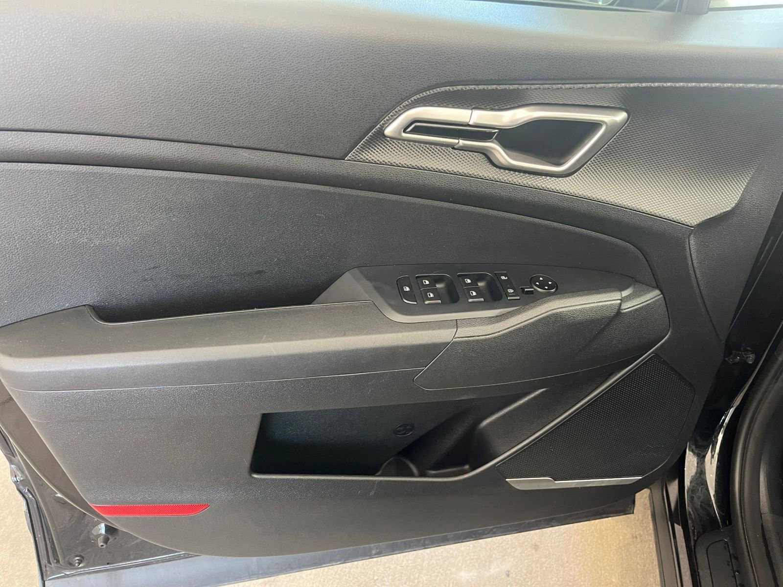 Used 2025 Kia Sportage LX image 18