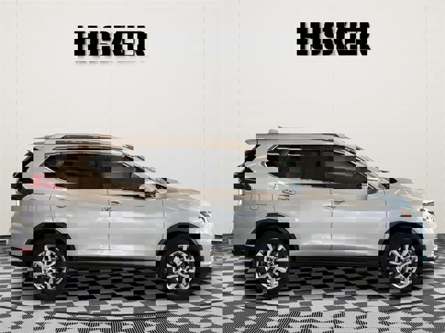 Used 2020 Nissan Rogue SV image 2