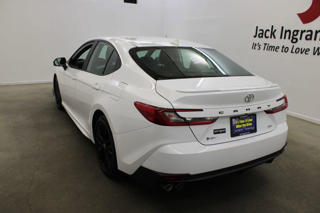 Used 2025 Toyota Camry SE FWD image 3