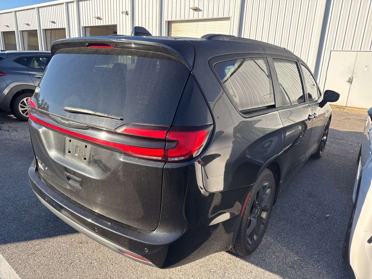 Used 2022 Chrysler Pacifica Touring-L w/ Uconnect Theater Family Group image 7