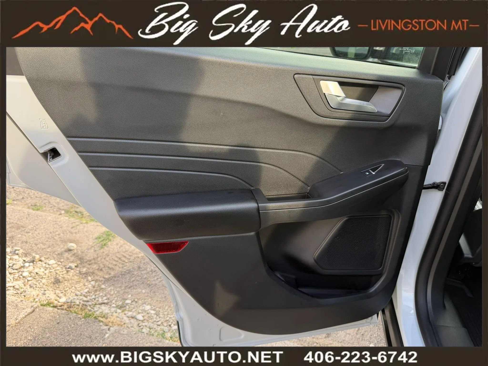 Used 2025 Ford Escape SE w/ Class II Trailer Tow Package FWD image 16