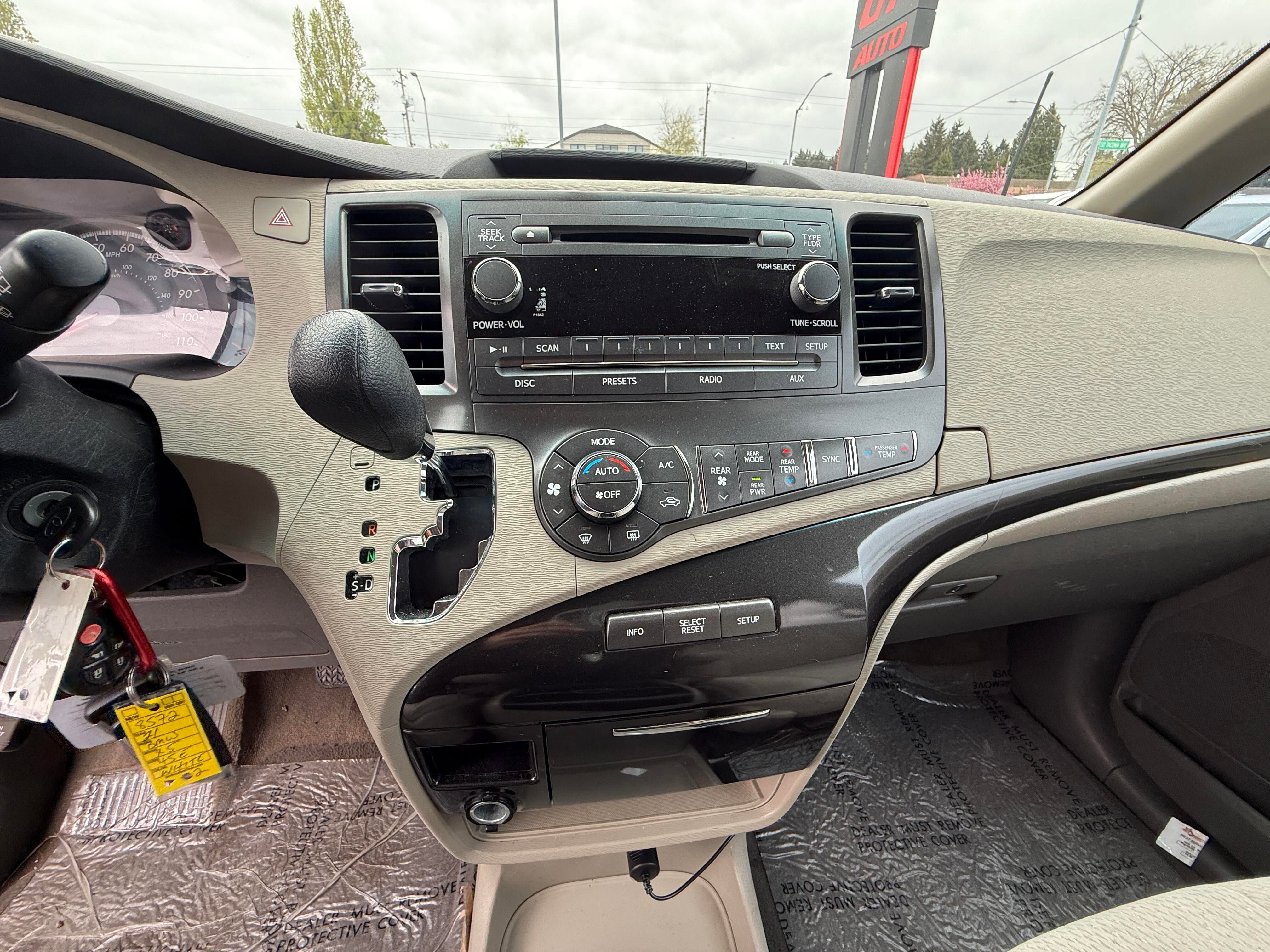 Used 2014 Toyota Sienna LE FWD image 11