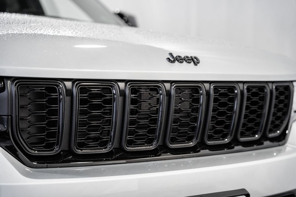 New 2025 Jeep Grand Cherokee Altitude image 11