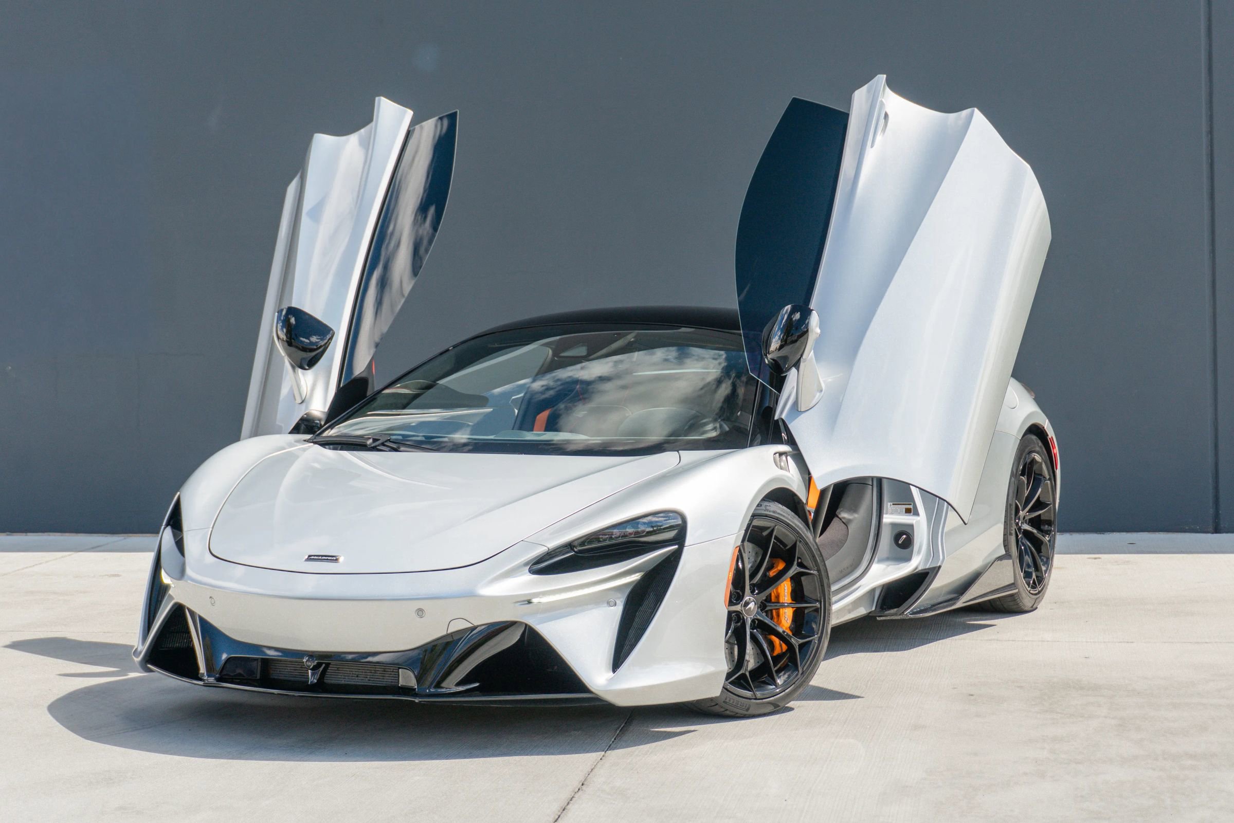 Used 2023 McLaren Artura RWD image 4