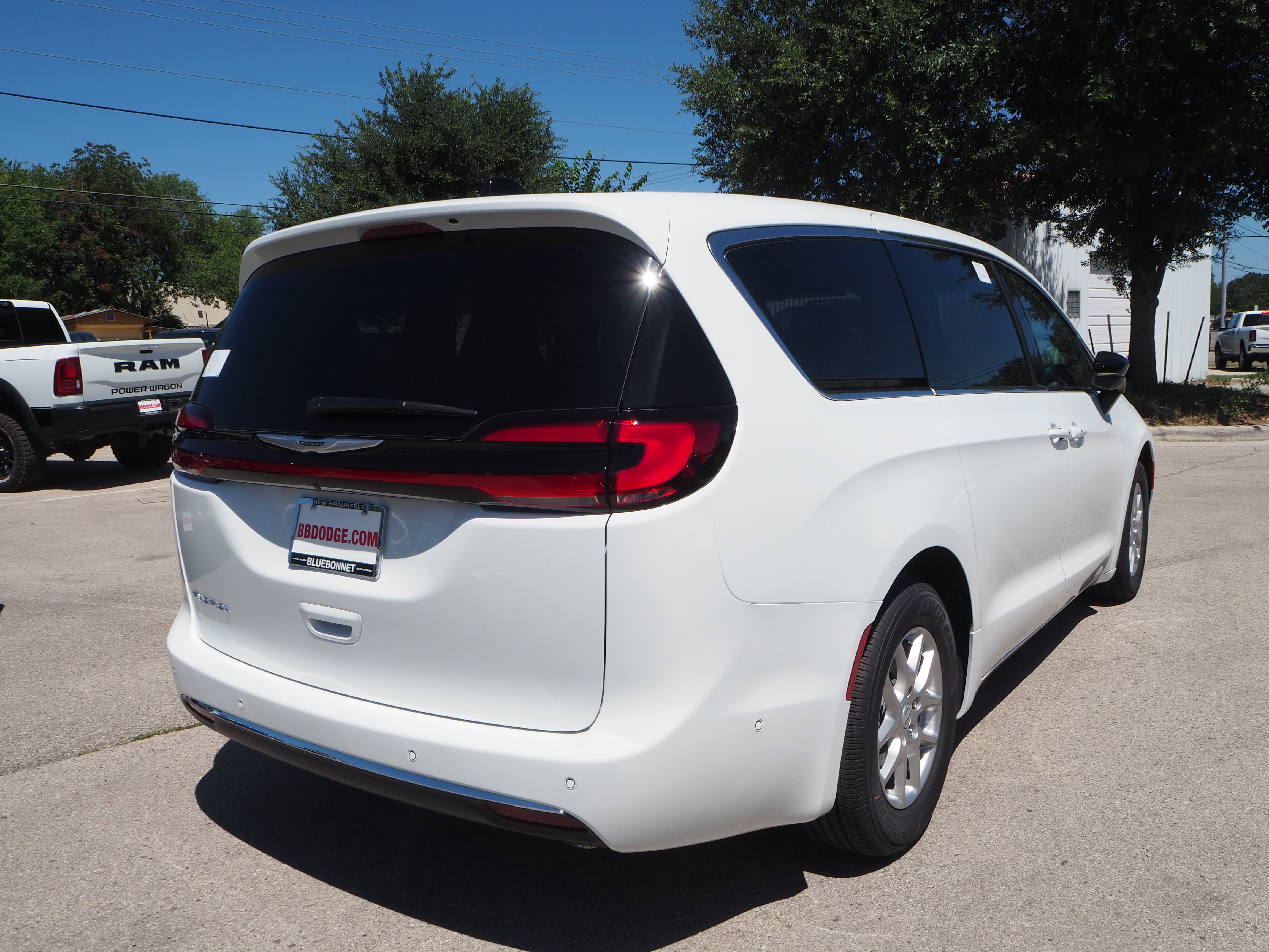 New 2025 Chrysler Pacifica Select w/ Uconnect Theater Family Group FWD image 6