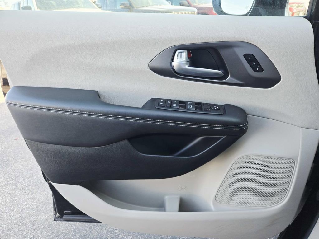 Used 2024 Chrysler Pacifica Touring-L image 35