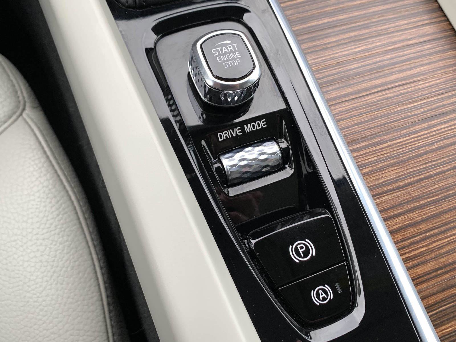 Used 2021 Volvo XC60 T6 Momentum w/ Premium Package image 28