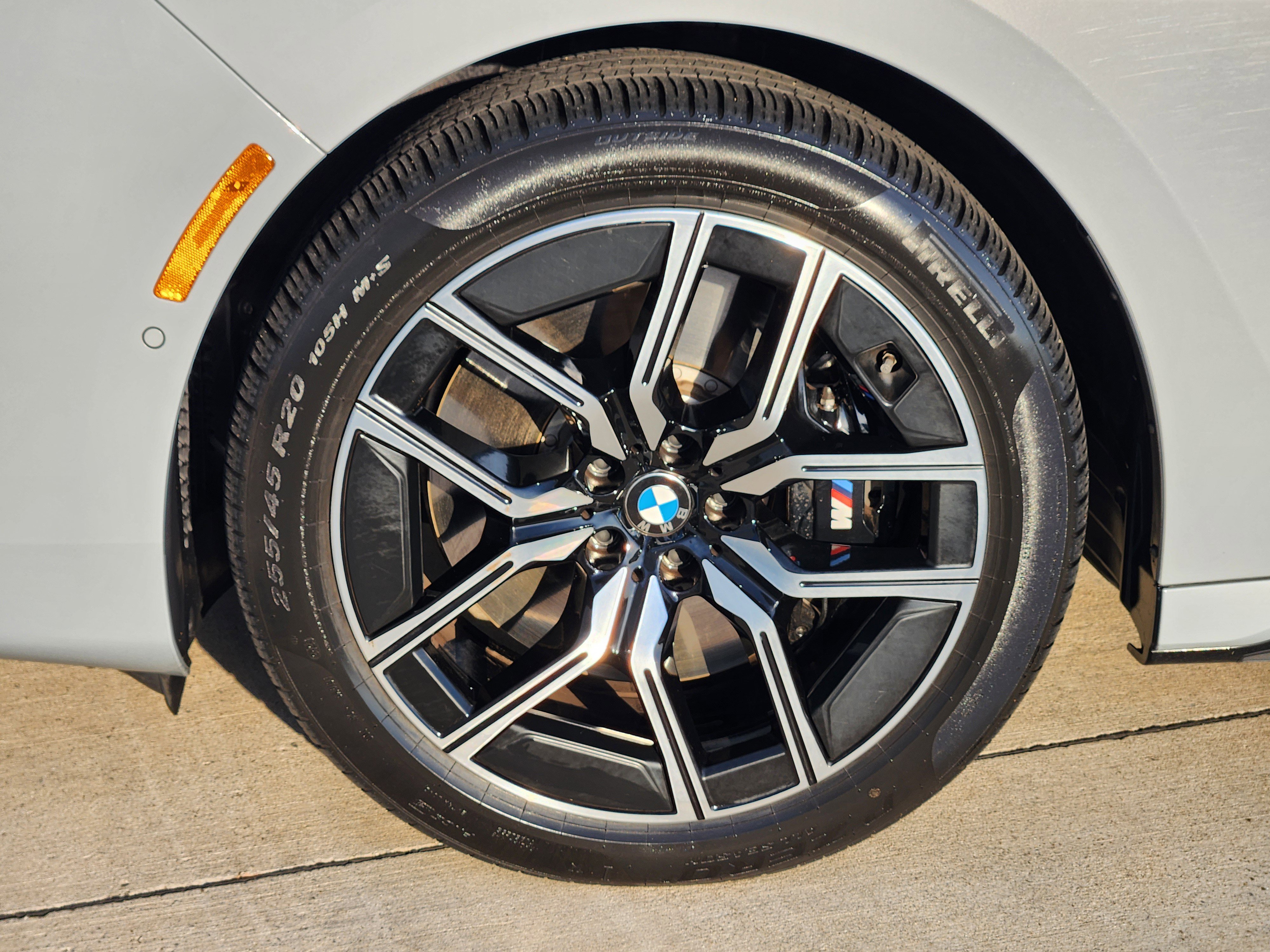 Used 2025 BMW 740i xDrive w/ Premium Package image 9