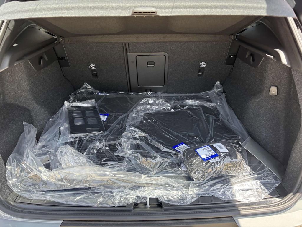 New 2026 Volvo XC40 B5 Plus w/ Protection Package Premier image 9