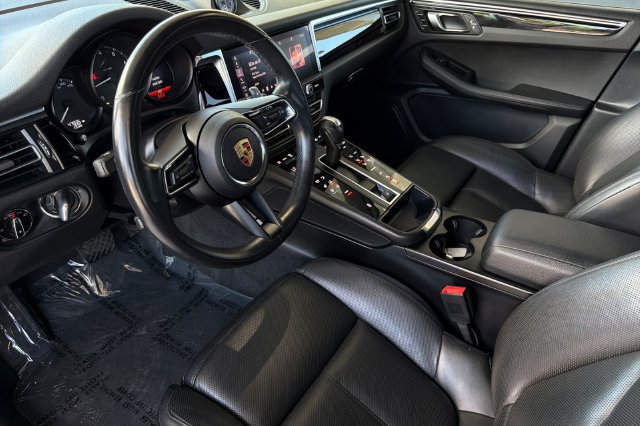 Used 2024 Porsche Macan AWD/4WD image 10