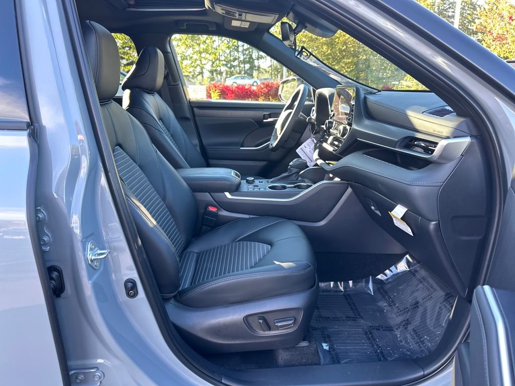 New 2025 Toyota Highlander XSE image 17