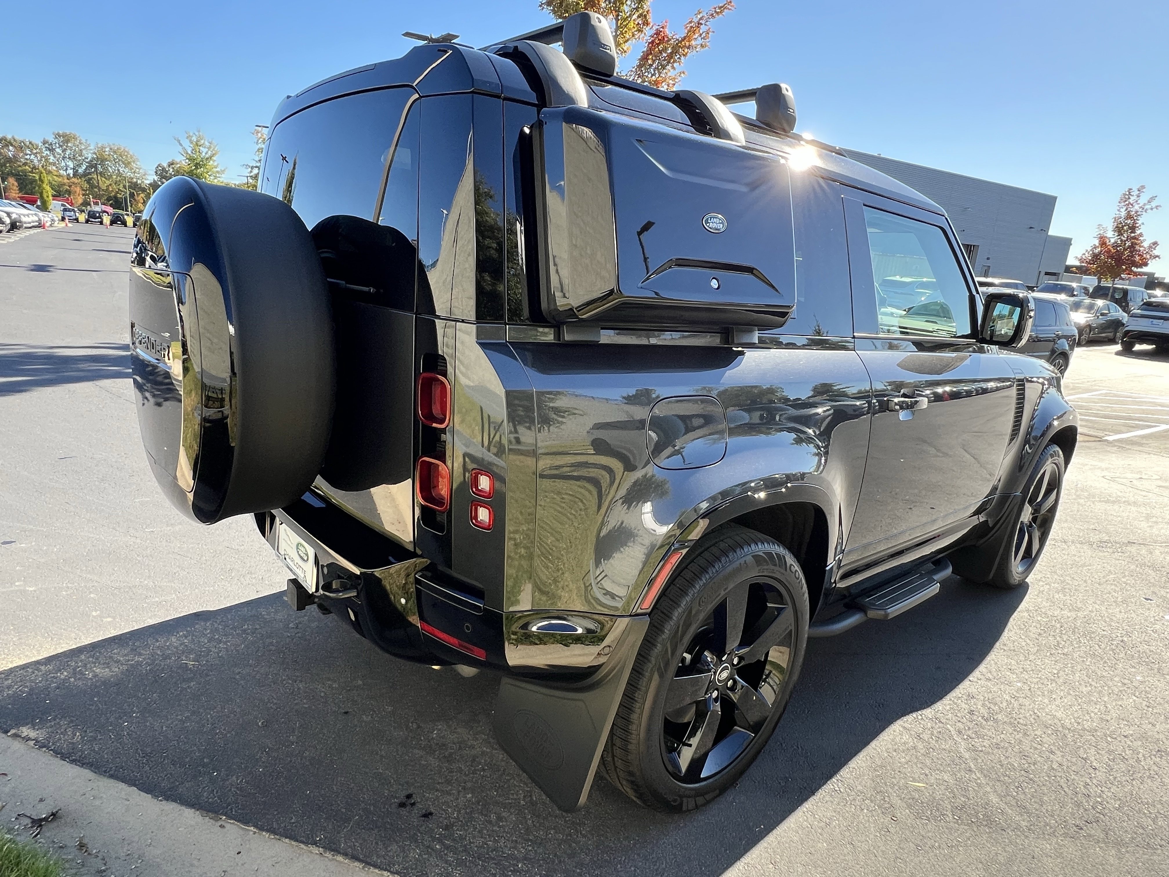 Used 2025 Land Rover Defender 90 X-Dynamic SE image 7