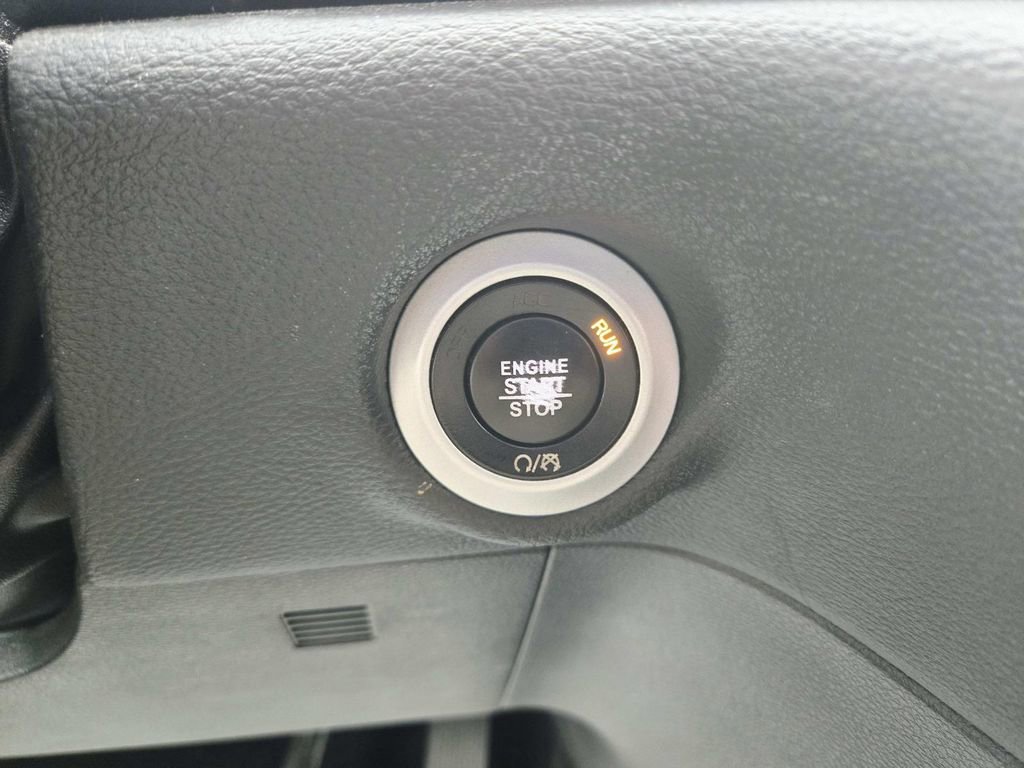 Used 2018 Chrysler Pacifica Limited image 32