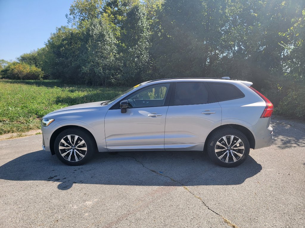 Used 2025 Volvo XC60 B5 Plus image 8