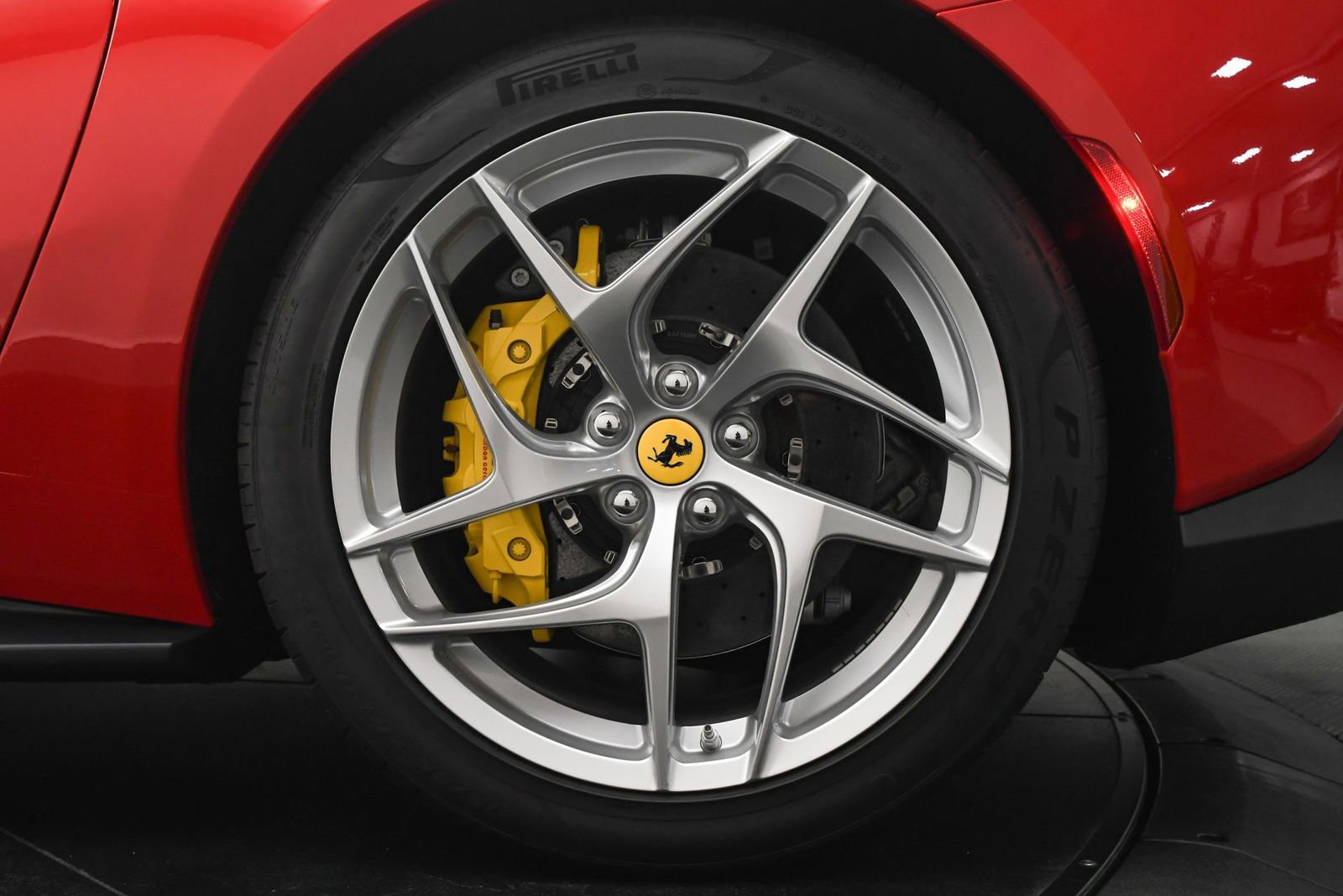 Used 2018 Ferrari 812 Superfast RWD image 27