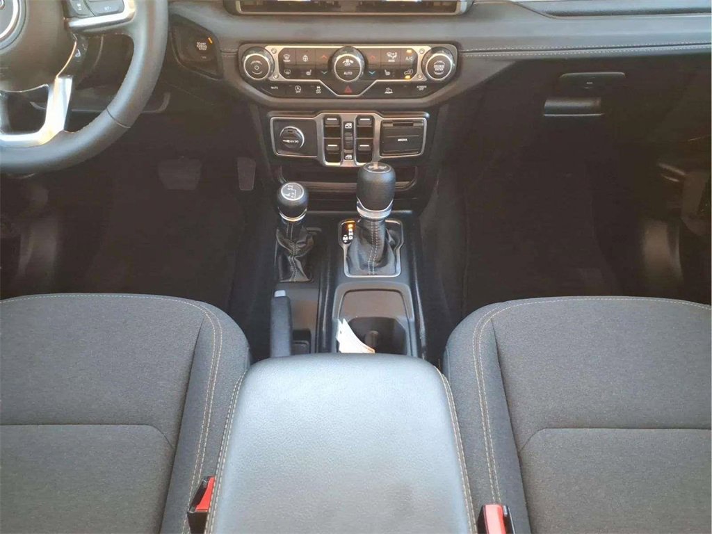 Used 2025 Jeep Wrangler Sahara image 12