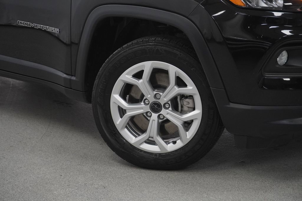 Used 2025 Jeep Compass Latitude AWD/4WD image 4
