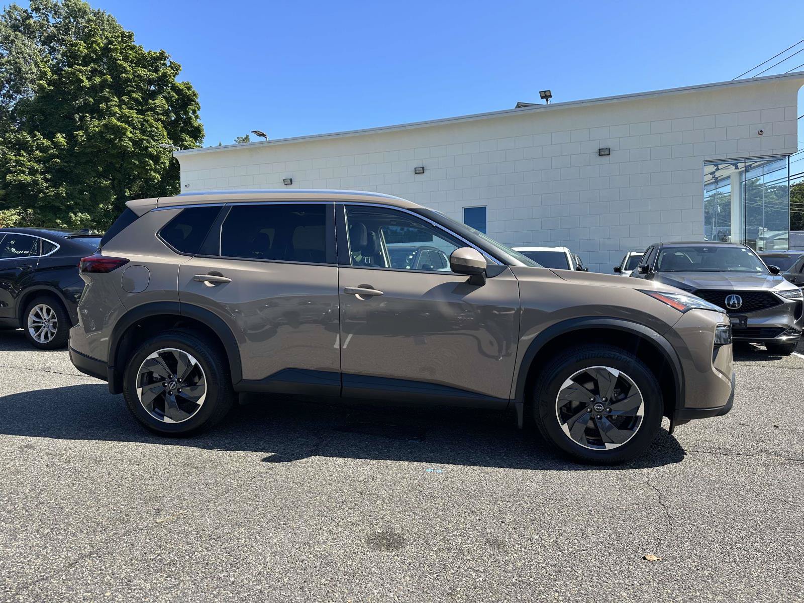 Used 2024 Nissan Rogue SV w/ SV Premium Package AWD/4WD image 2