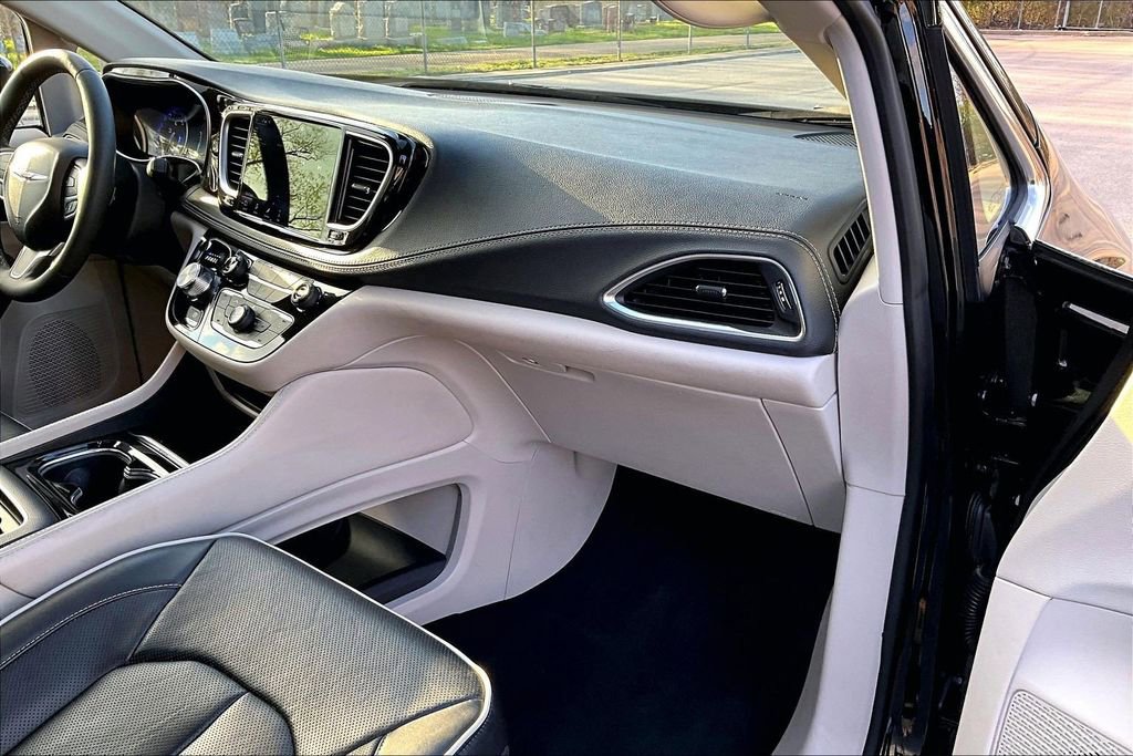 Used 2024 Chrysler Pacifica Limited image 15