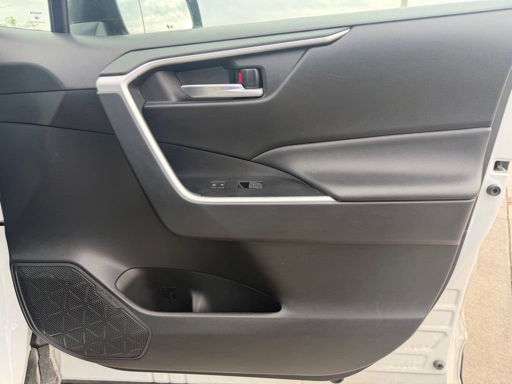Used 2025 Toyota RAV4 XLE AWD/4WD image 28