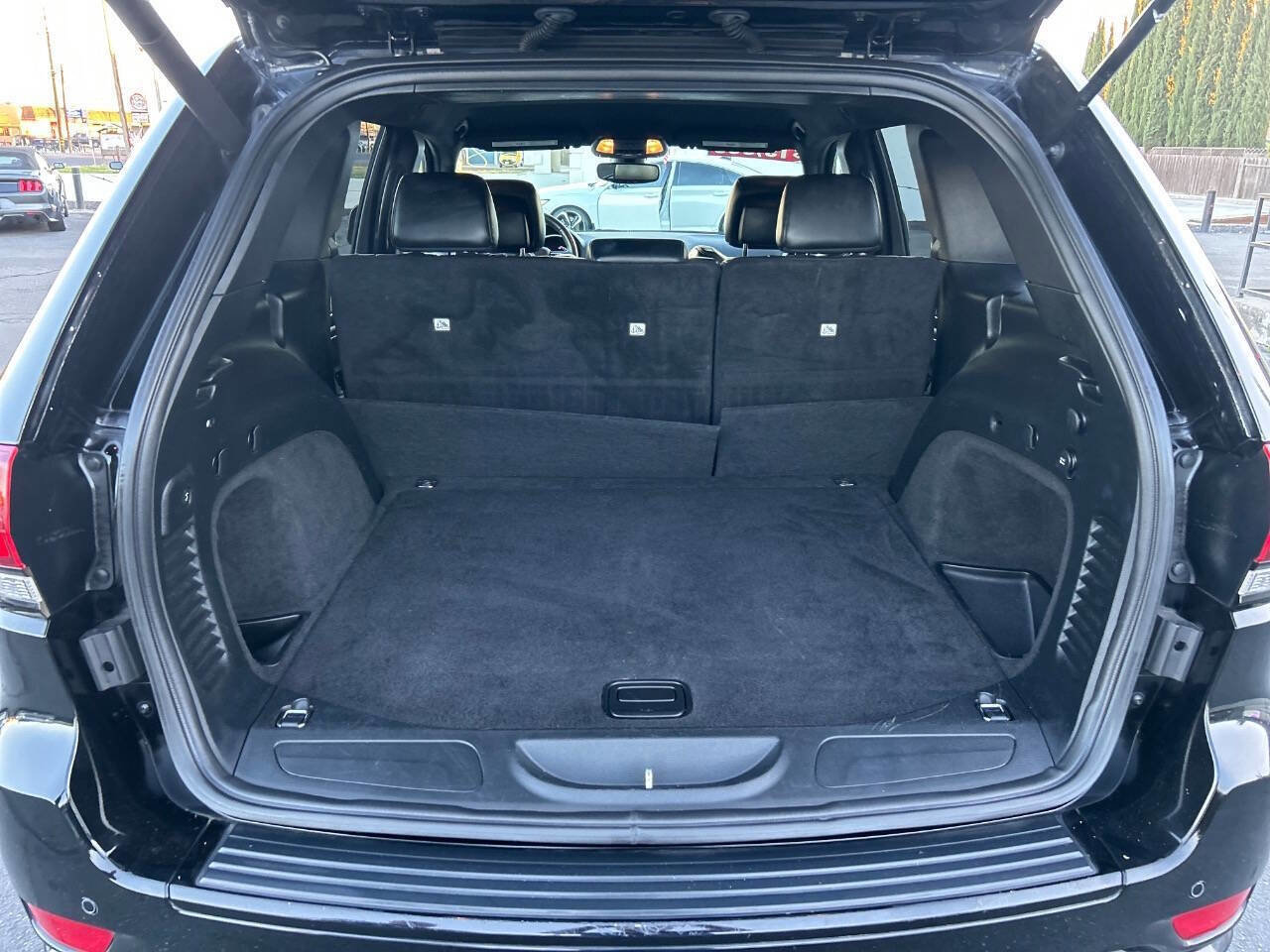 Used 2018 Jeep Grand Cherokee Altitude RWD image 18
