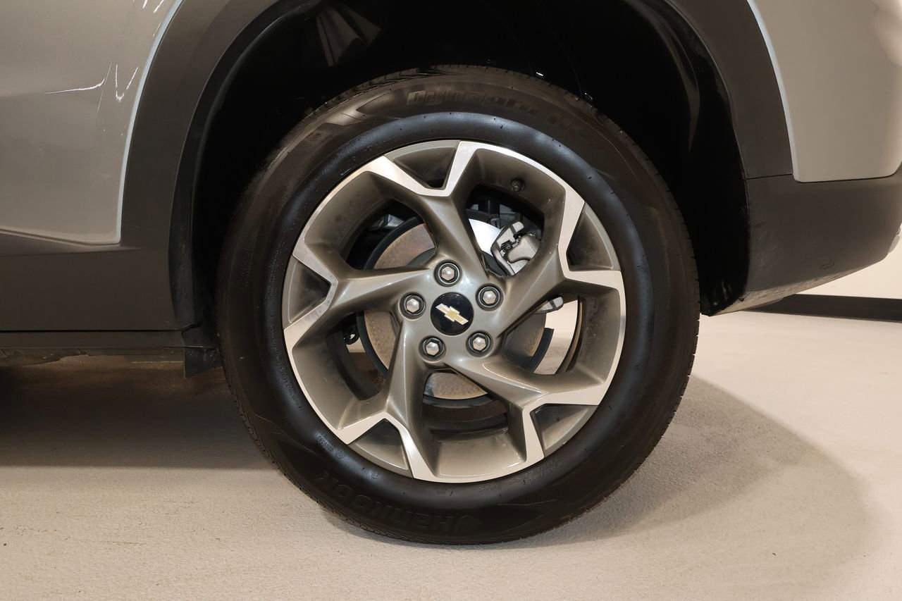 Certified 2025 Chevrolet Trax LT image 32