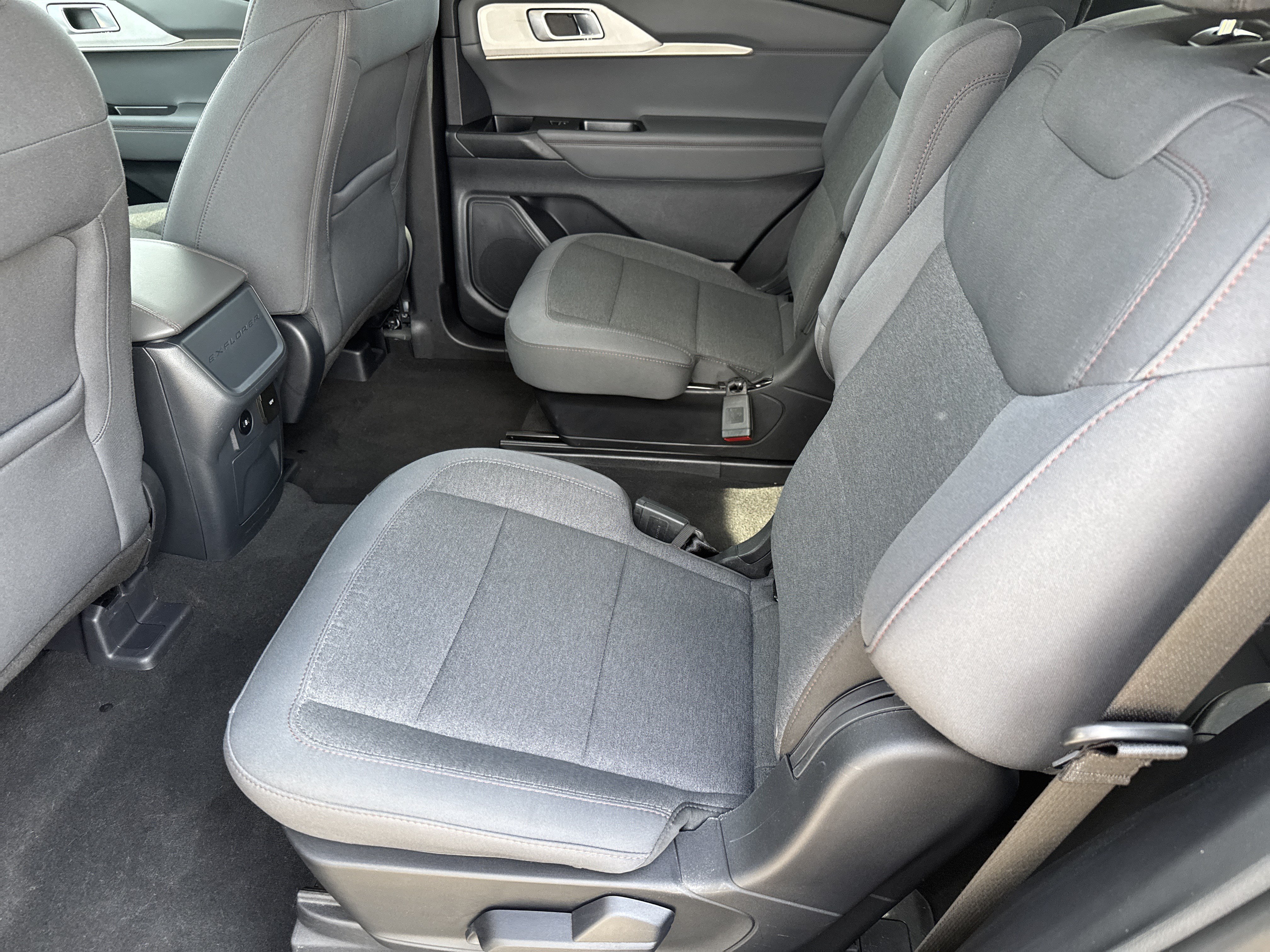Used 2025 Ford Explorer Active AWD/4WD image 6