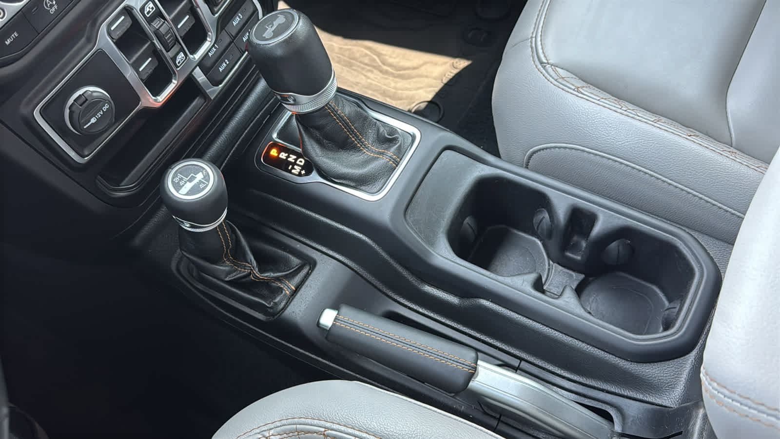 Used 2022 Jeep Wrangler Unlimited Sahara AWD/4WD image 19