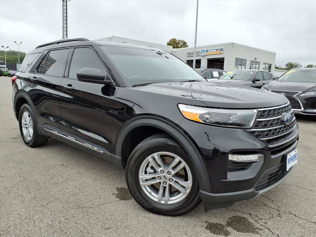 Used 2022 Ford Explorer XLT w/ Equipment Group 202A AWD/4WD image 2