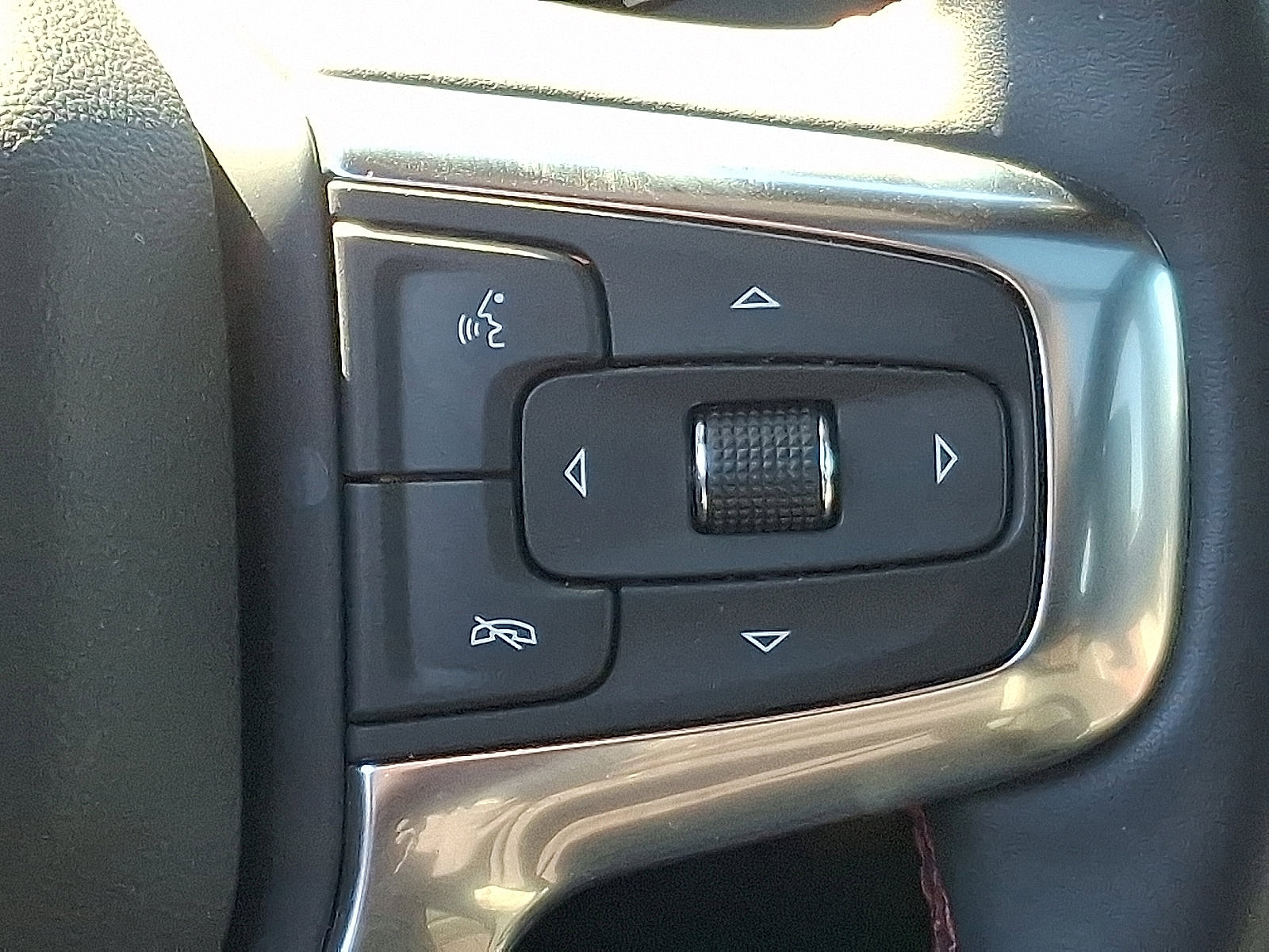 Certified 2025 Chevrolet Blazer RS w/ Driver Confidence II Package image 23