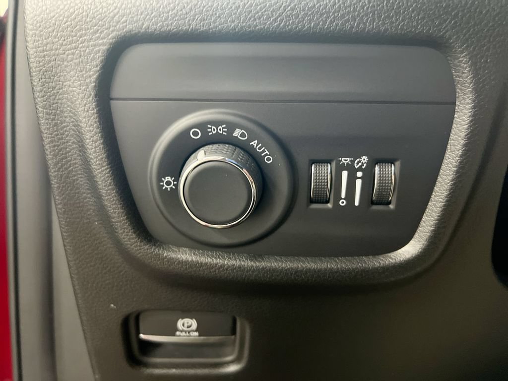 Used 2025 Jeep Grand Cherokee Altitude AWD/4WD image 18