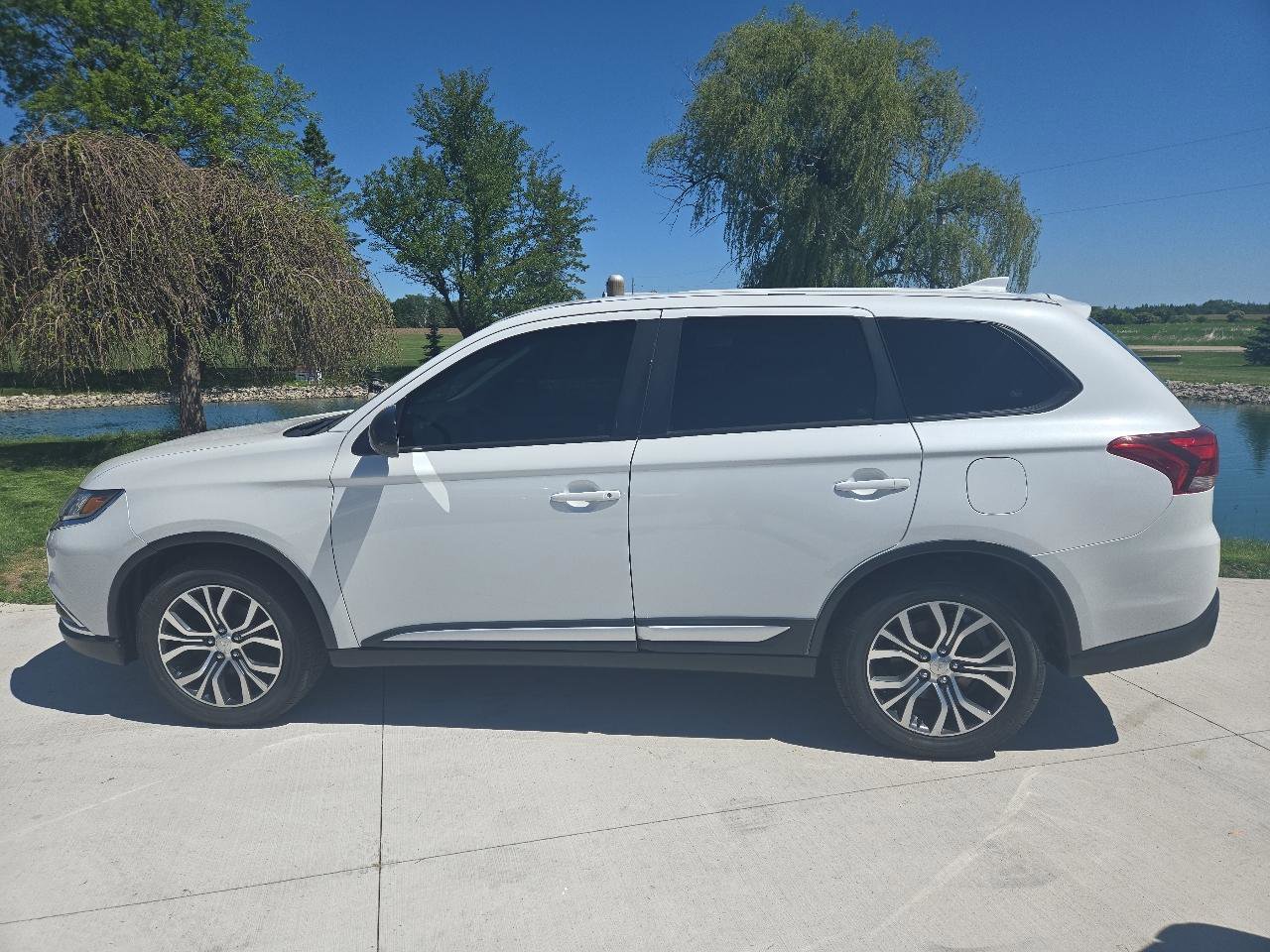 Used 2018 Mitsubishi Outlander ES FWD image 2