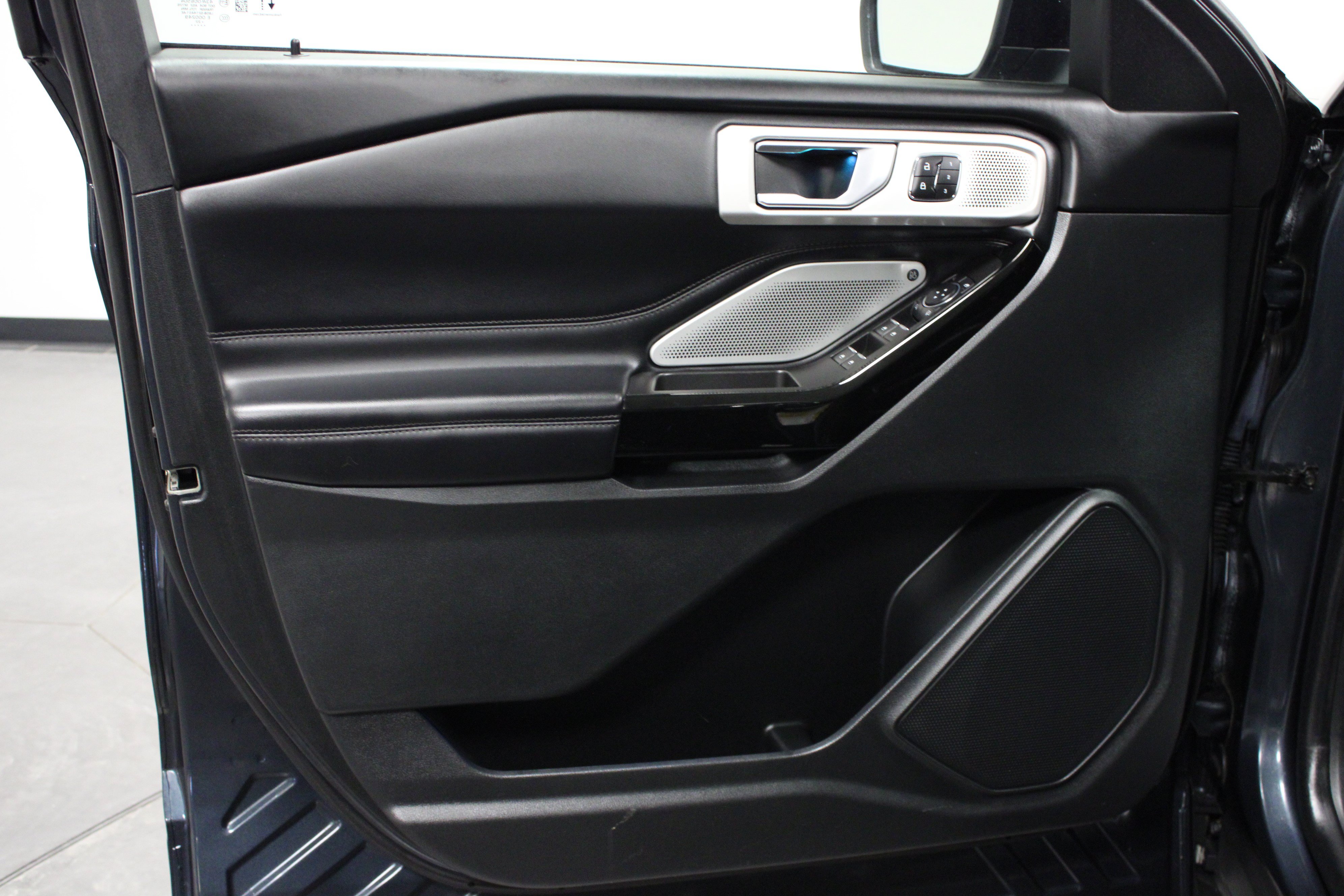 Used 2022 Ford Explorer Platinum w/ Technology Package RWD image 11