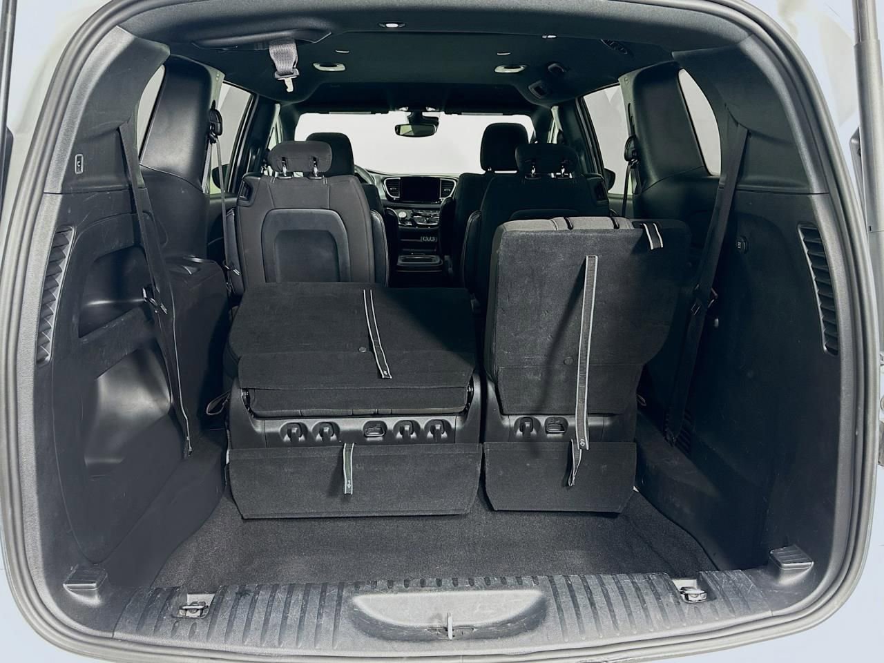 Used 2023 Chrysler Pacifica Touring image 34