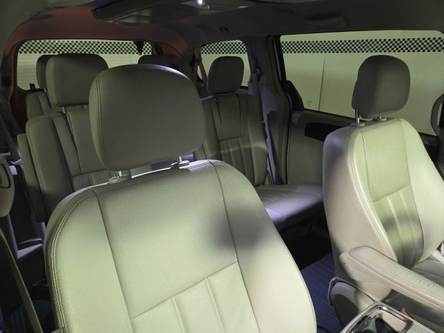 Used 2015 Chrysler Town & Country Touring image 16
