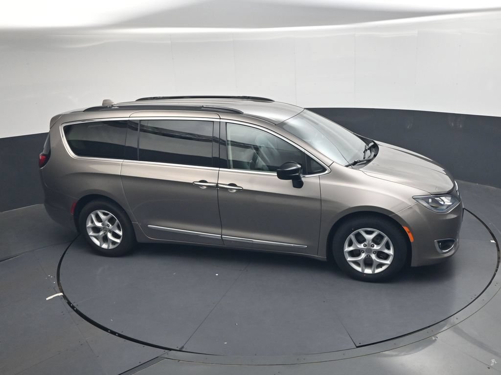 Used 2017 Chrysler Pacifica Touring-L w/ Tire & Wheel Group FWD image 27