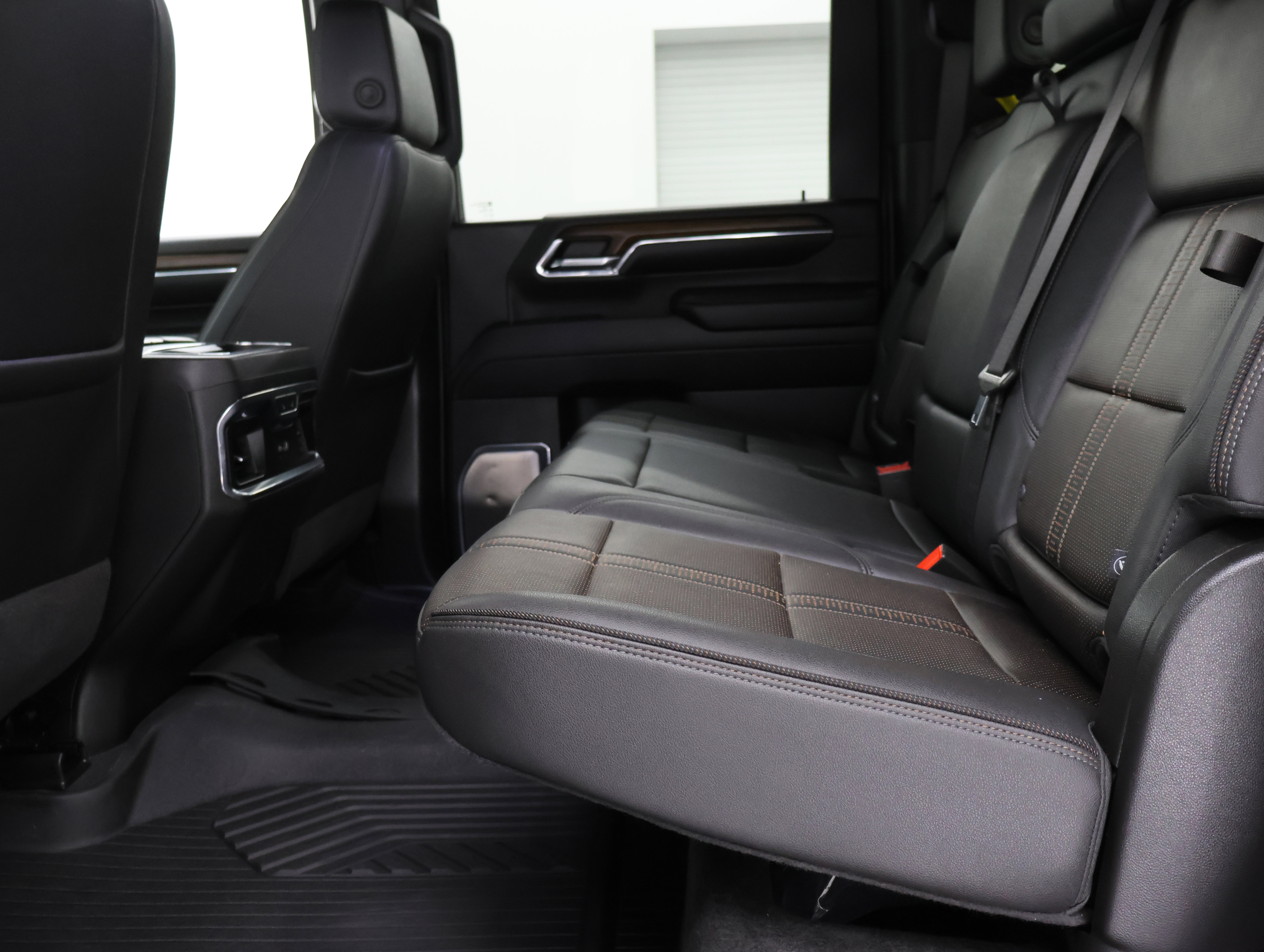Used 2024 Chevrolet Silverado 3500 High Country w/ High Country Premium Package AWD/4WD image 9